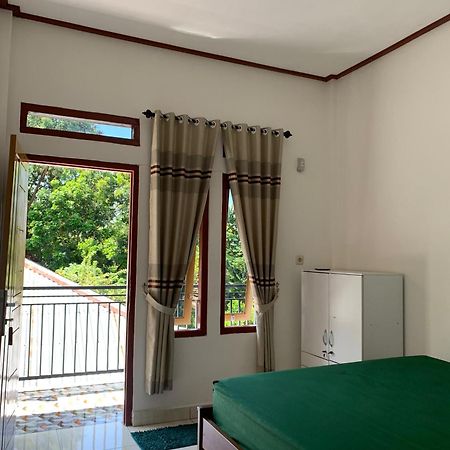 Bertus Guesthouse Labuan Bajo Exteriör bild