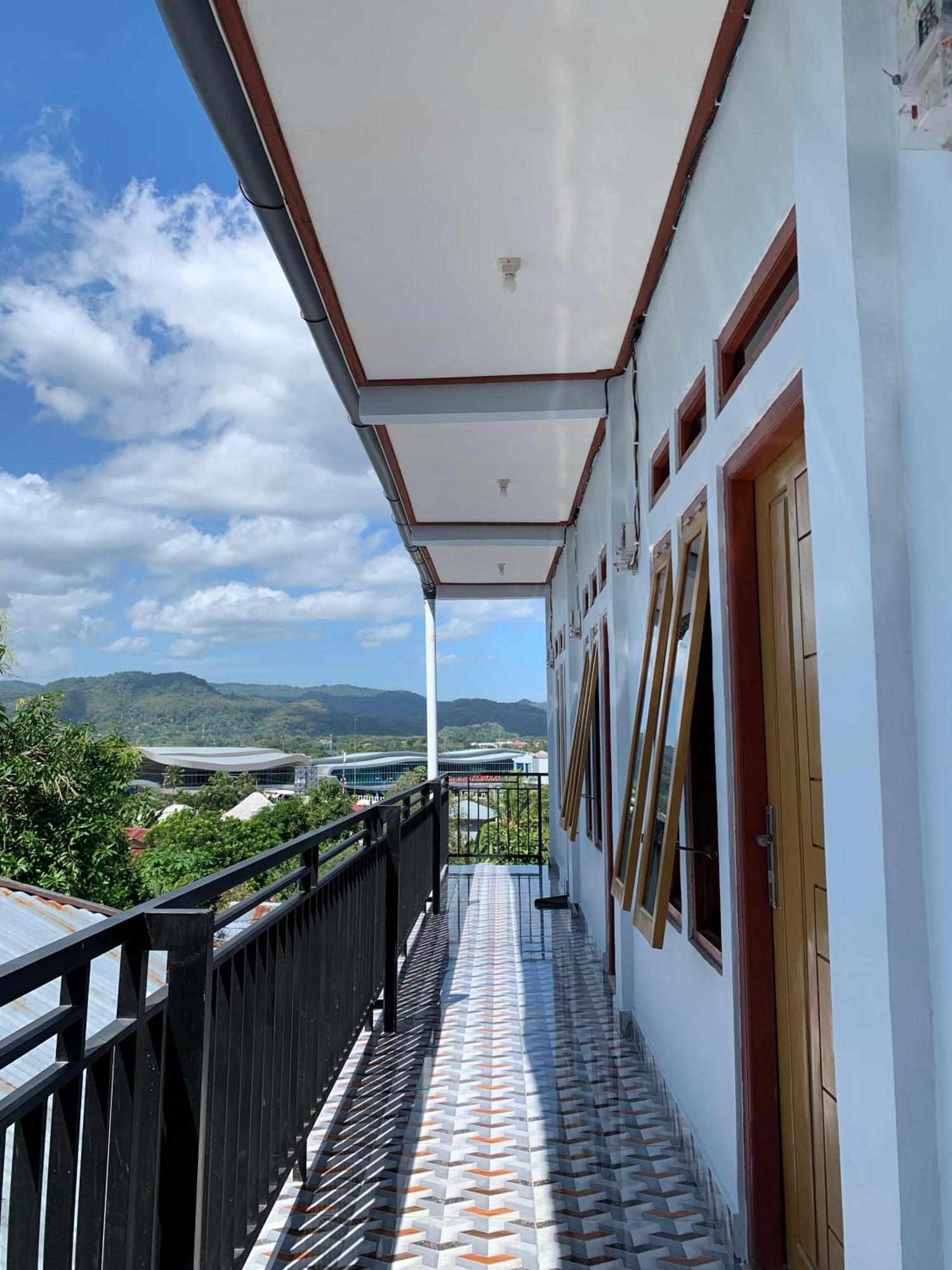 Bertus Guesthouse Labuan Bajo Exteriör bild